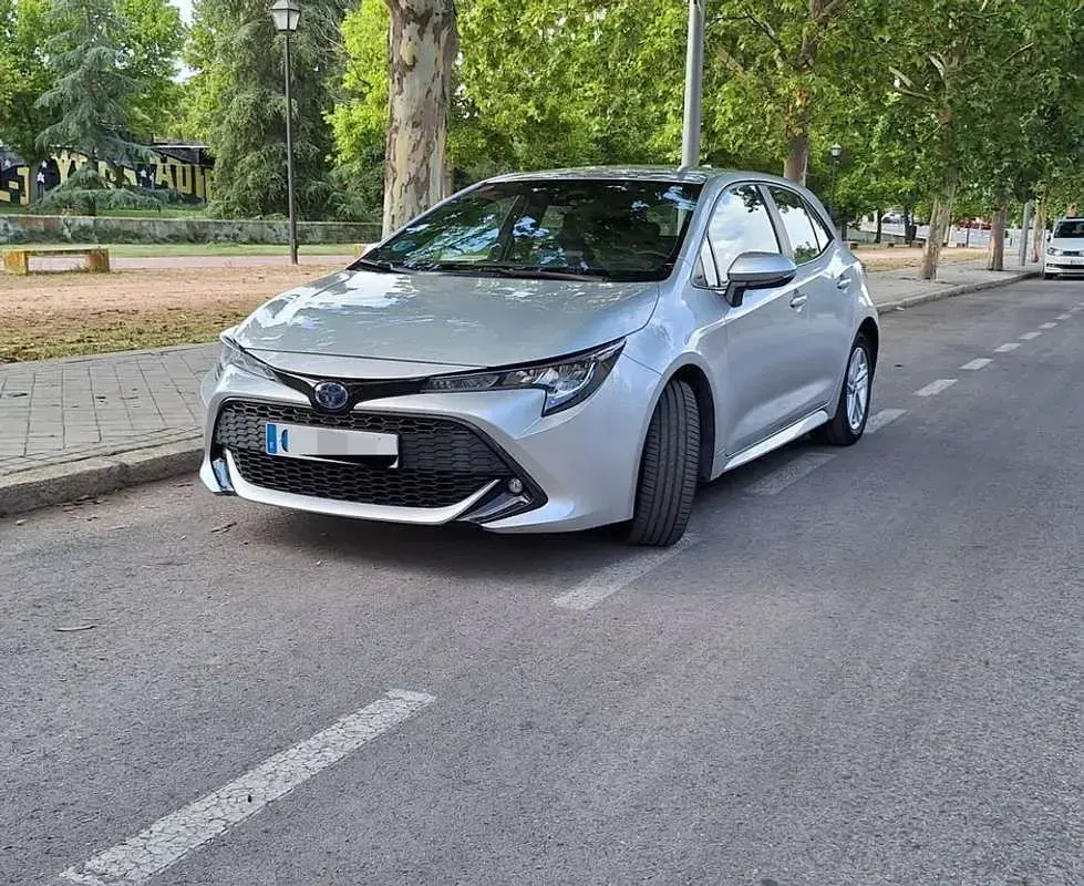 Usado Toyota Corolla Active 121 CV (88 kW) 2021 Gris Utilitario