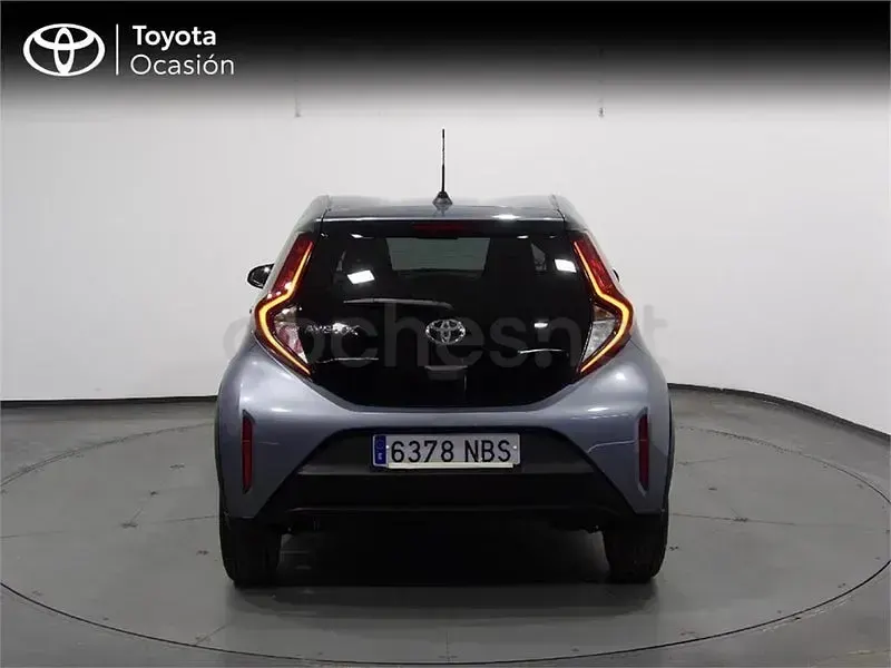 Usado Toyota Aygo X Play 72 CV (52 kW) 2025 Gris / plata SUV