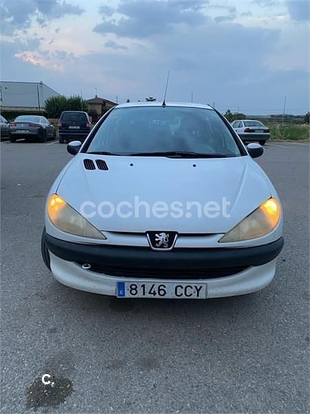 Usado Peugeot 206 70 CV (51 kW) 2002 Blanco Berlina