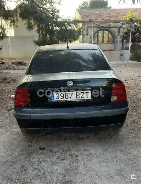 Usado VW Passat Trendline 130 CV (95 kW) 2002 Negro Berlina