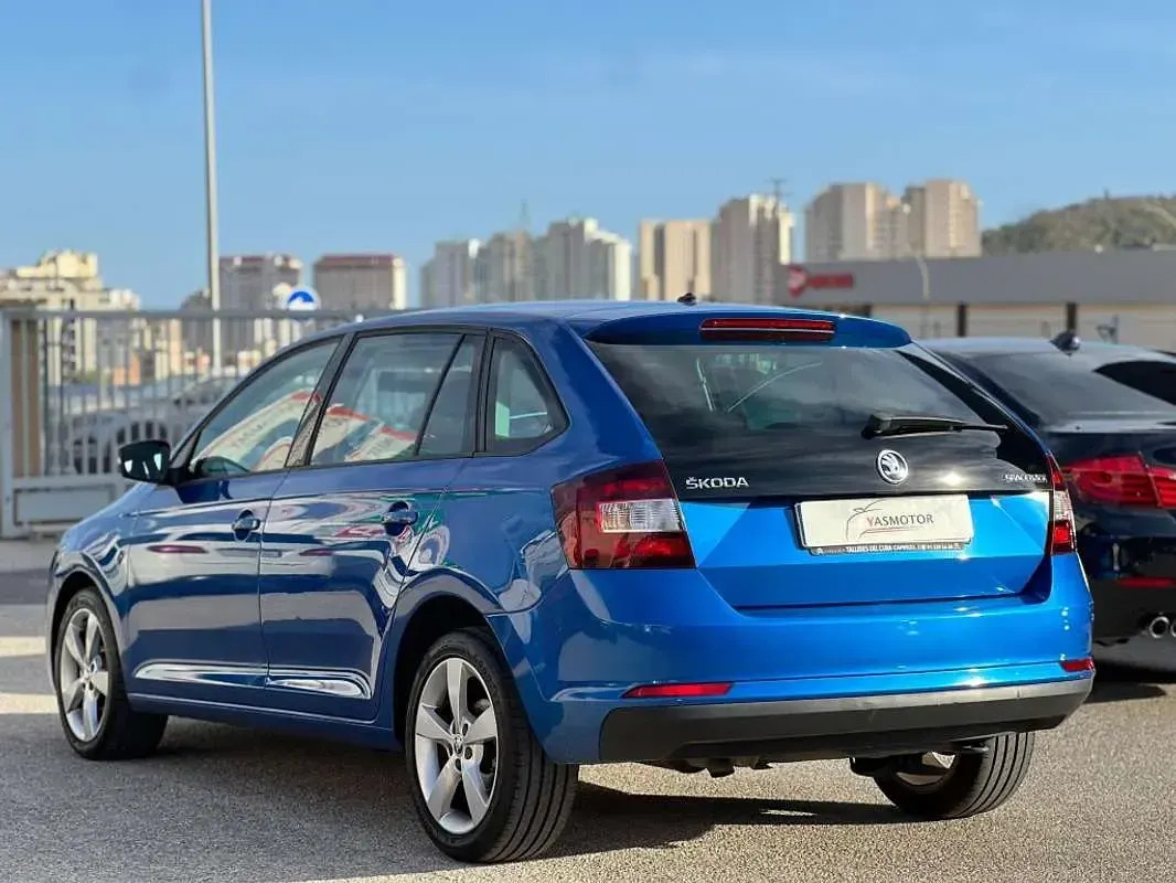 Usado Skoda Rapid Active 90 CV (66 kW) 2016 Azul Utilitario