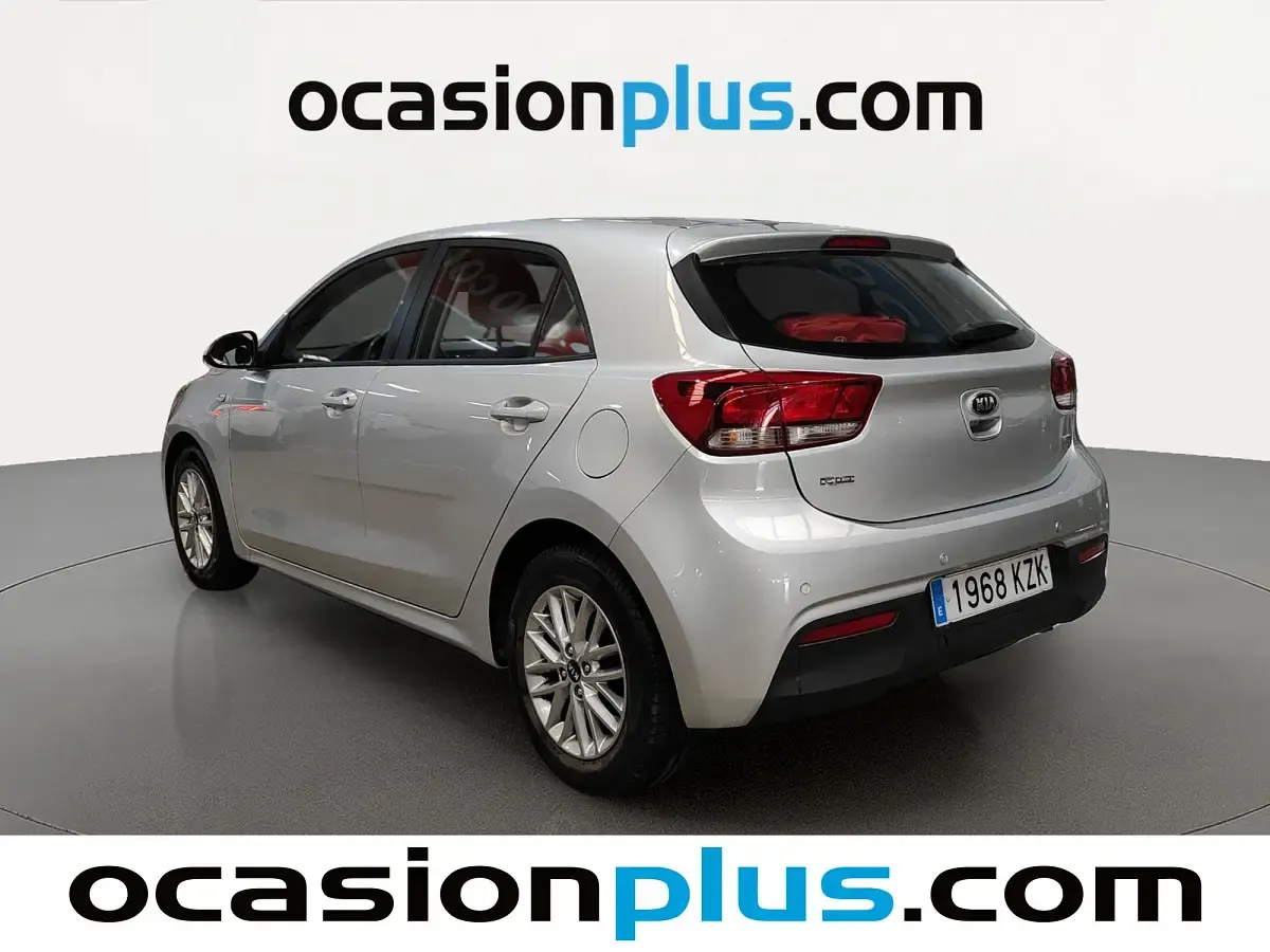 Usado Kia Rio 101 CV (74 kW) 2019 Gris plata Utilitario