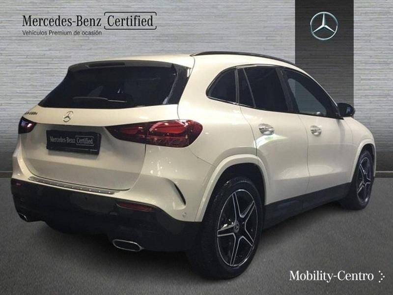 Usado Mercedes GLA200 AMG line 150 CV (110 kW) 2024 Digital white  metallic paint SUV