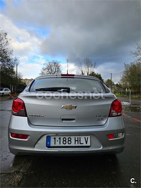 Usado Chevrolet Cruze LT 124 CV (91 kW) 2012 Gris / plata Berlina