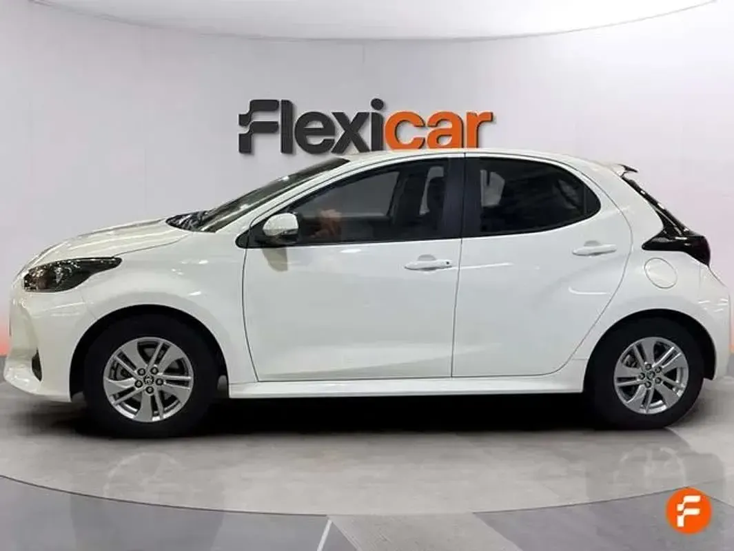 Usado Toyota Yaris Active 116 CV (85 kW) 2025 Blanco Utilitario