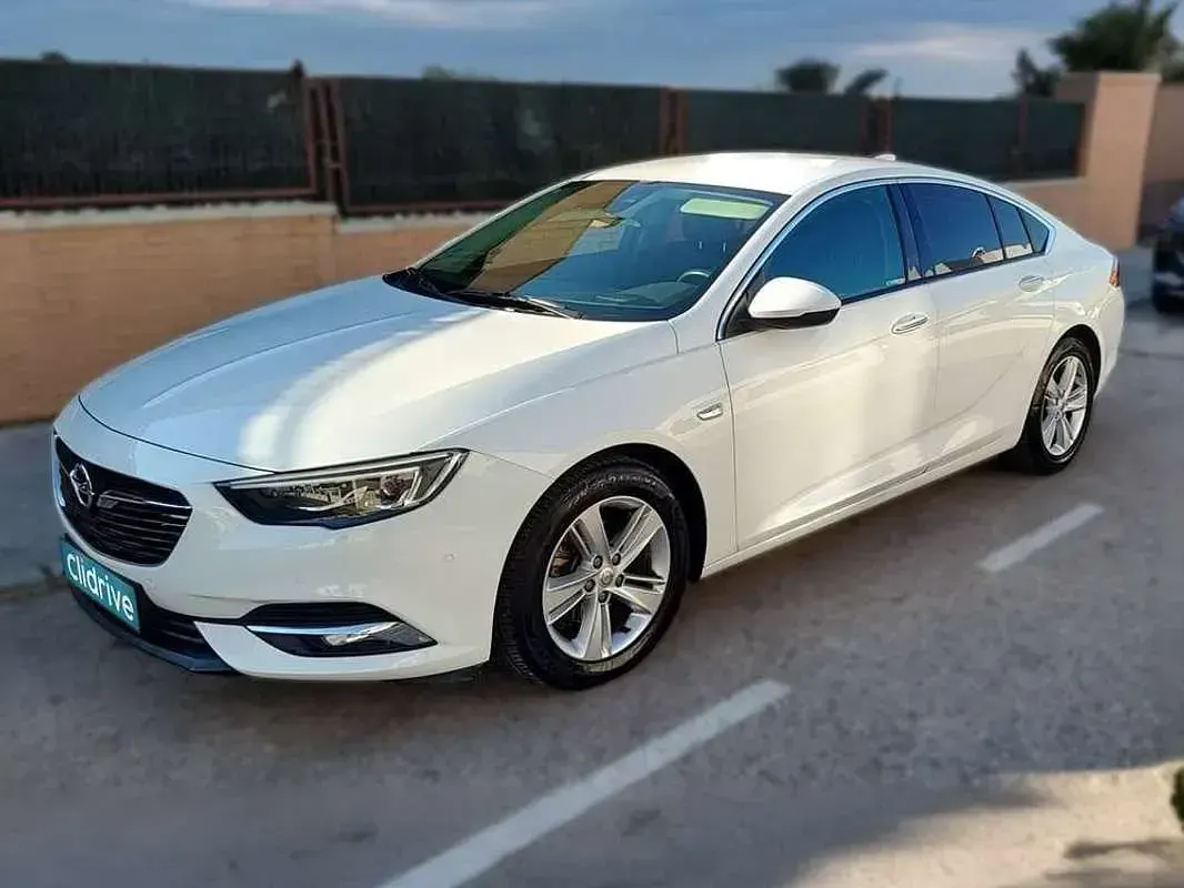 Usado Opel Insignia Excellence 166 HP (122 kW) 2018 Branco Sedan