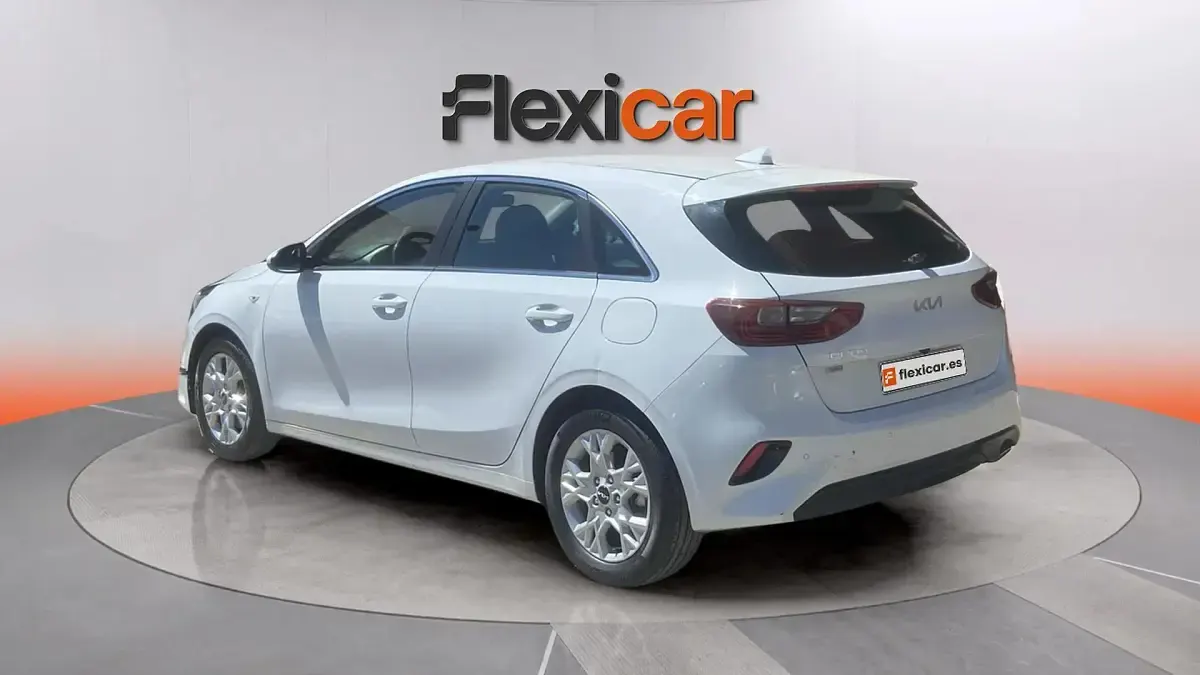 Usado Kia Ceed 136 CV (100 kW) 2023 Blanco Utilitario