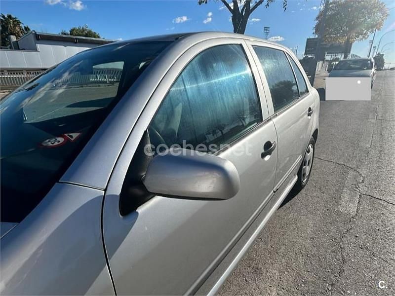 Gris / plata Usado 2002 Skoda Fabia Classic Berlina | 2950 € (Precio justo) - Imagen 1/4