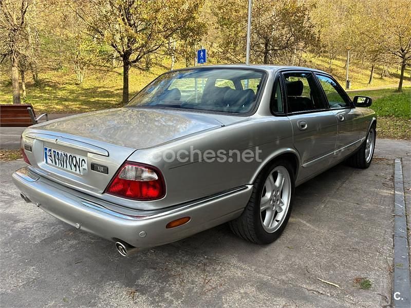 Usado Jaguar XJR 370 CV (272 kW) 1999 Gris / plata Berlina