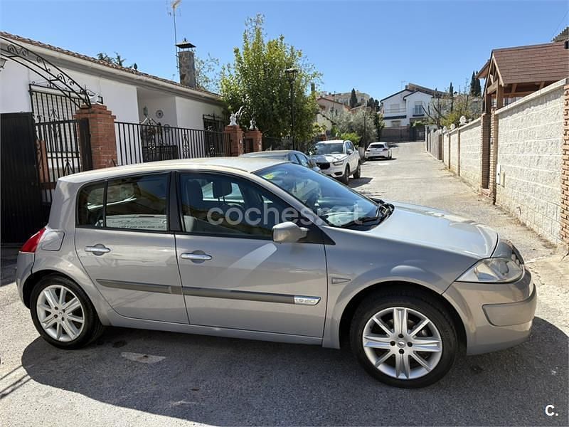 Usado Renault Mégane II Dynamique 120 CV (88 kW) 2005 Gris / plata Berlina