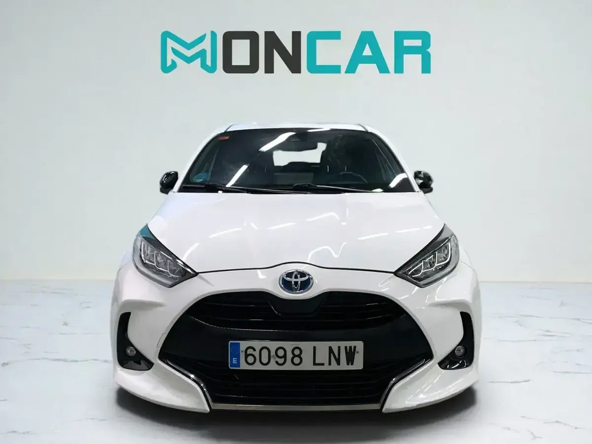 Usado Toyota Yaris Style 116 CV (85 kW) 2021 Blanco Utilitario