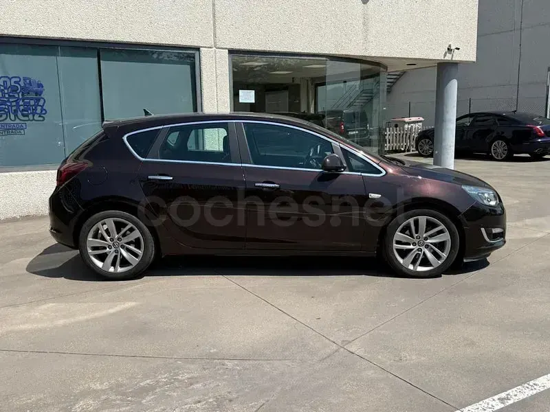Usado Opel Astra Sportive 130 CV (95 kW) 2012 Marrón Berlina