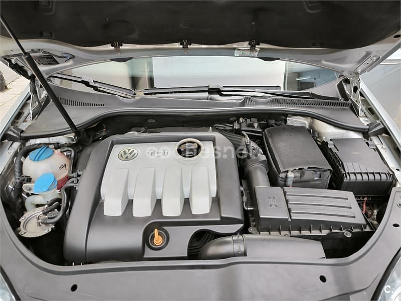 Usado VW Jetta Advance 105 CV (77 kW) 2009 Gris / plata Berlina