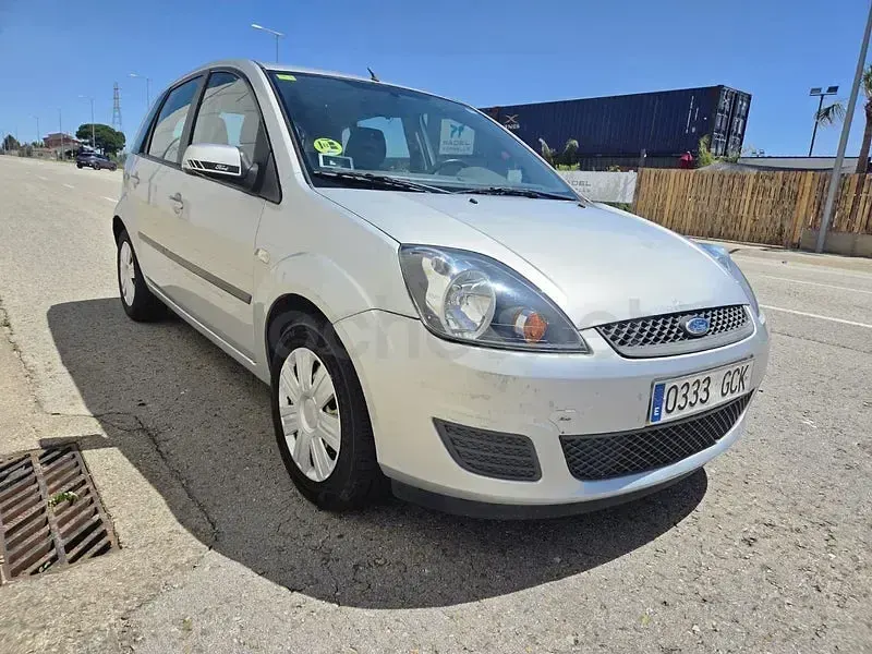 Usado Ford Fiesta Futura 68 CV (50 kW) 2008 Gris / plata Utilitario