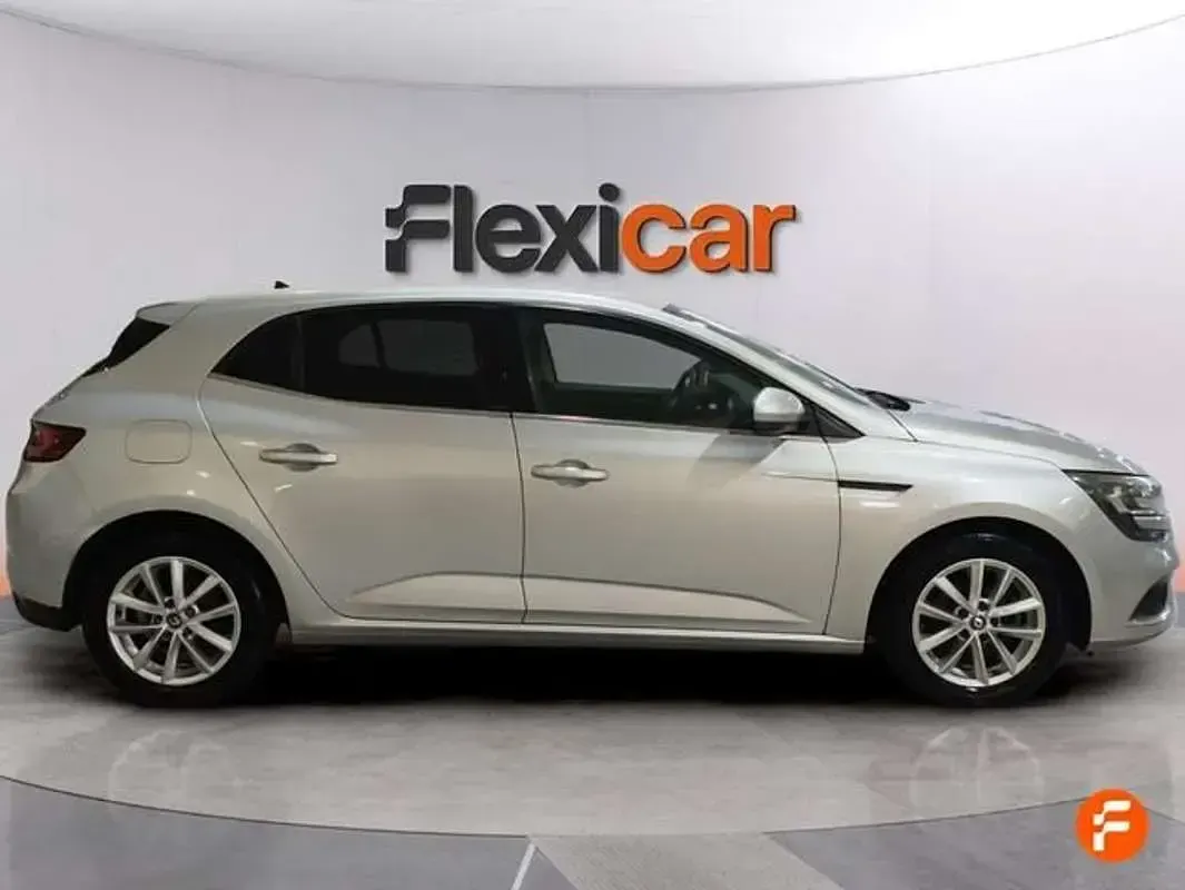 Usado Renault Mégane Zen 131 CV (96 kW) 2017 Gris Berlina