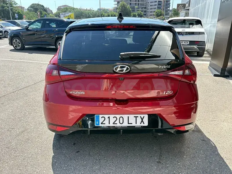 Usado Hyundai i20 100 CV (73 kW) 2021 Granate Utilitario