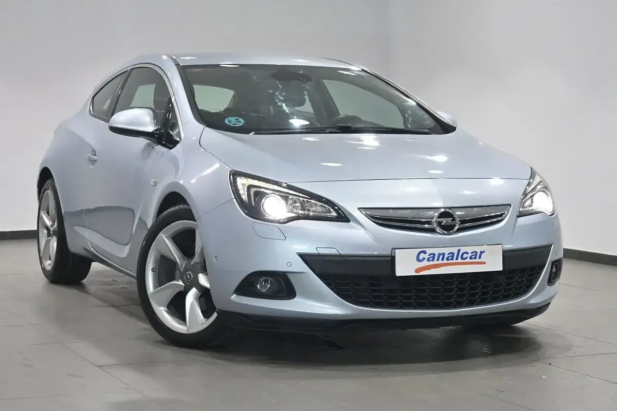Usado Opel Astra GTC Sportive 136 CV (100 kW) 2016 Gris Utilitario