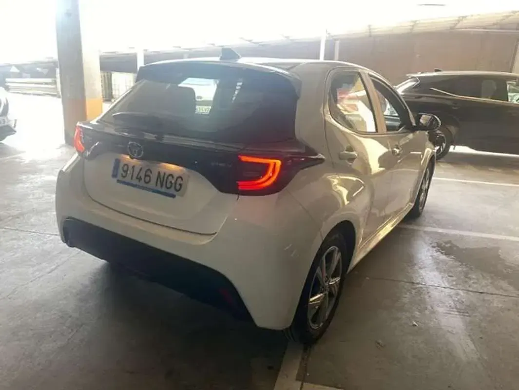 Usado Toyota Yaris Active 116 CV (85 kW) 2025 Blanco Utilitario