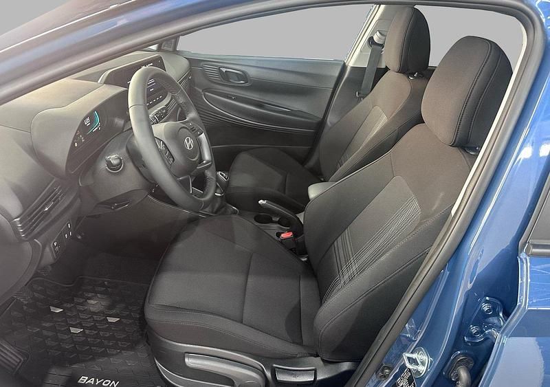 Usado Hyundai Bayon Blackline 100 CV (73 kW) 2025 Azul vibrant (techo negro) SUV