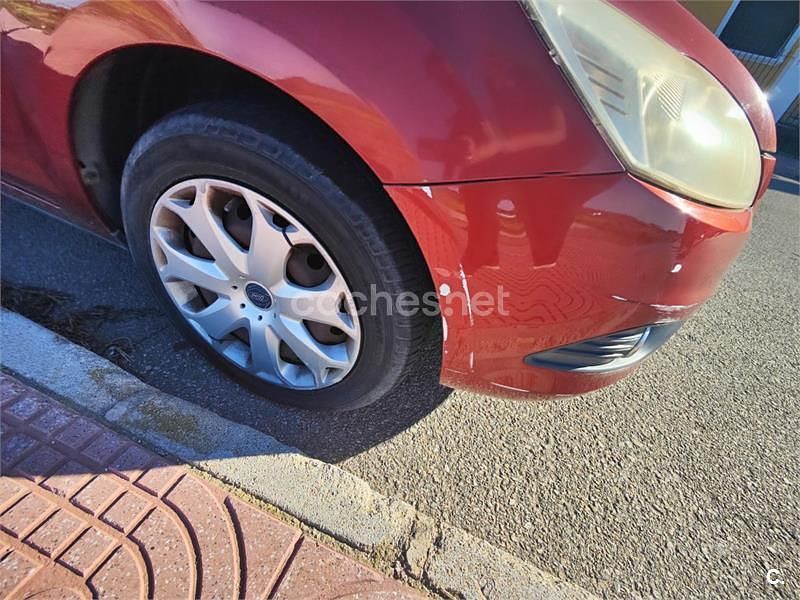 Usado Ford Focus Trend 100 CV (73 kW) 2008 Rojo Berlina