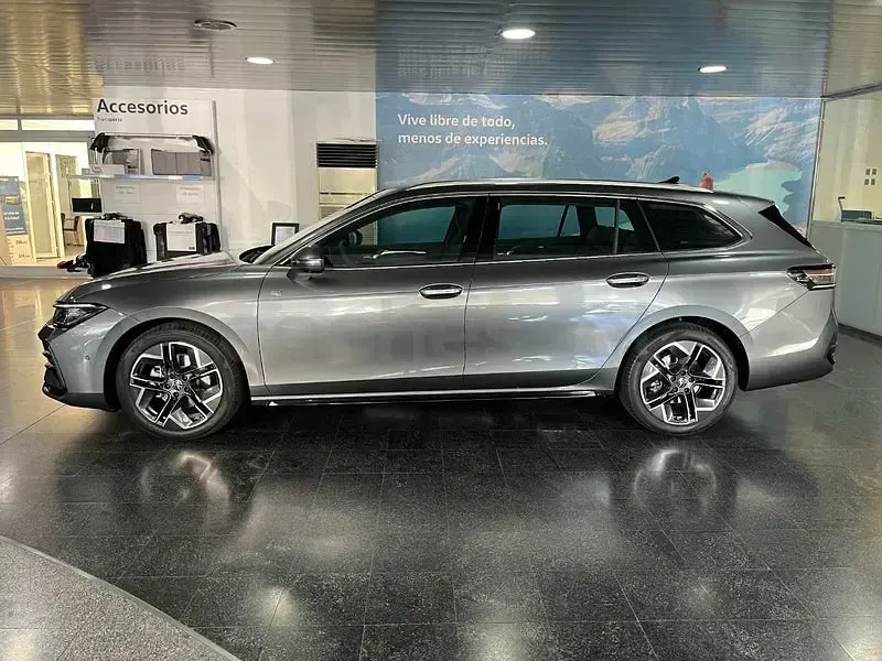 Nuevo VW Passat R-line 150 CV (110 kW) 2026 Gris / plata Familiar