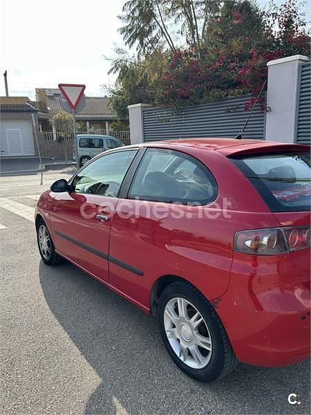 Rojo Usado 2006 Seat Ibiza Reference Berlina | 2850 € (Precio justo) - Imagen 1/4