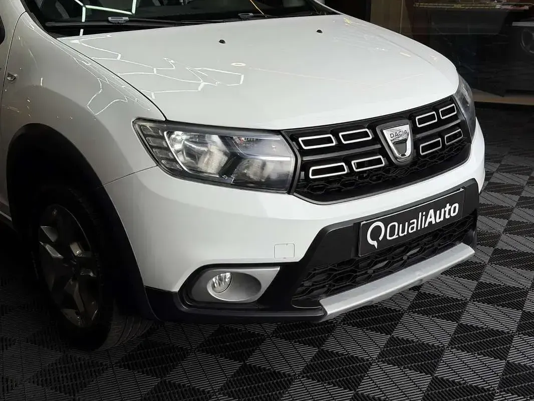 Usado Dacia Sandero Comfort 90 CV (66 kW) 2019 Blanco Utilitario
