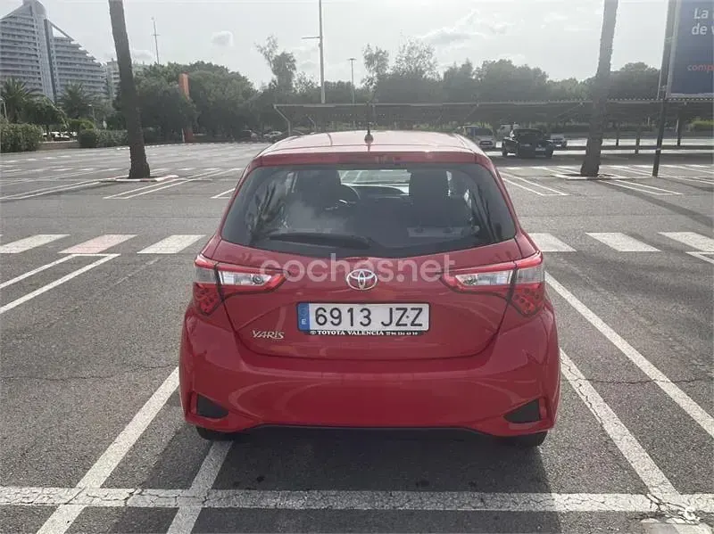 Usado Toyota Yaris Active 111 CV (81 kW) 2017 Rojo Berlina