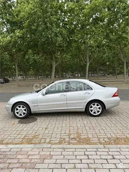 Usado Mercedes C220 Elegance 143 CV (105 kW) 2002 Gris / plata Berlina