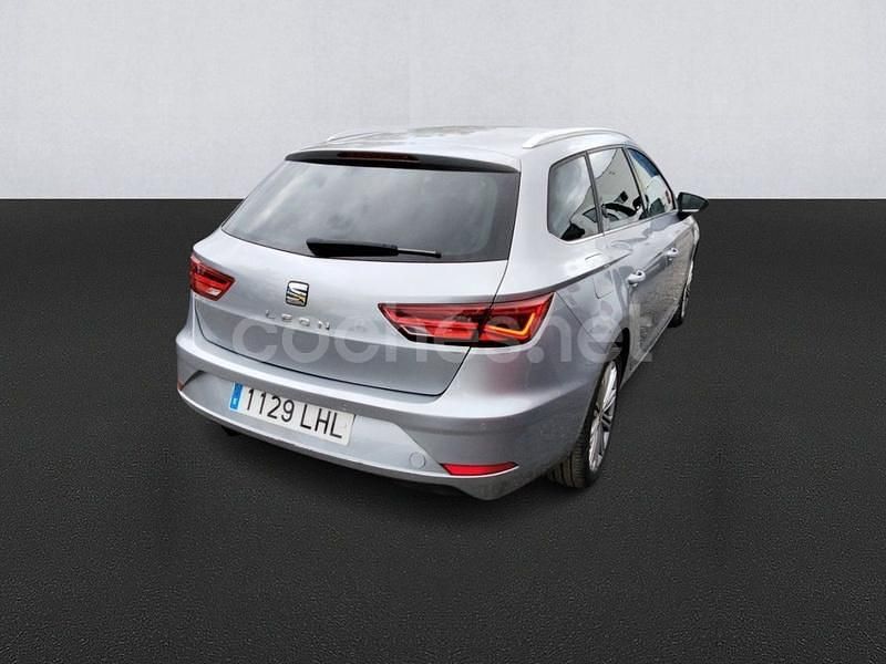Usado Seat Leon XCELLENCE 130 CV (95 kW) 2020 Gris / plata Familiar