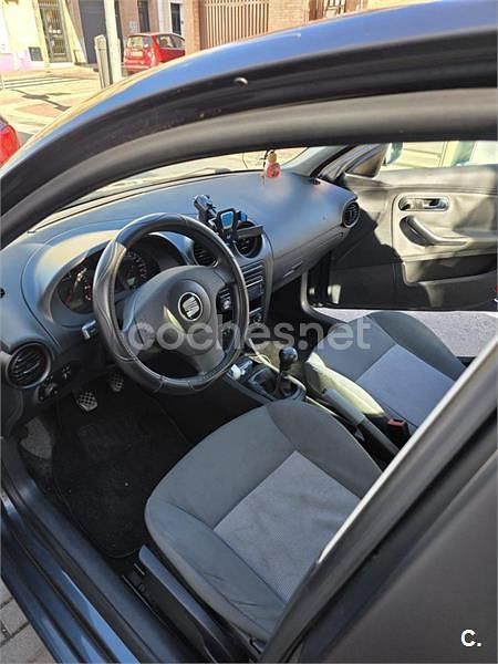 Usado Seat Ibiza Fresh 75 HP (55 kW) 2004 Cinzento Citadino