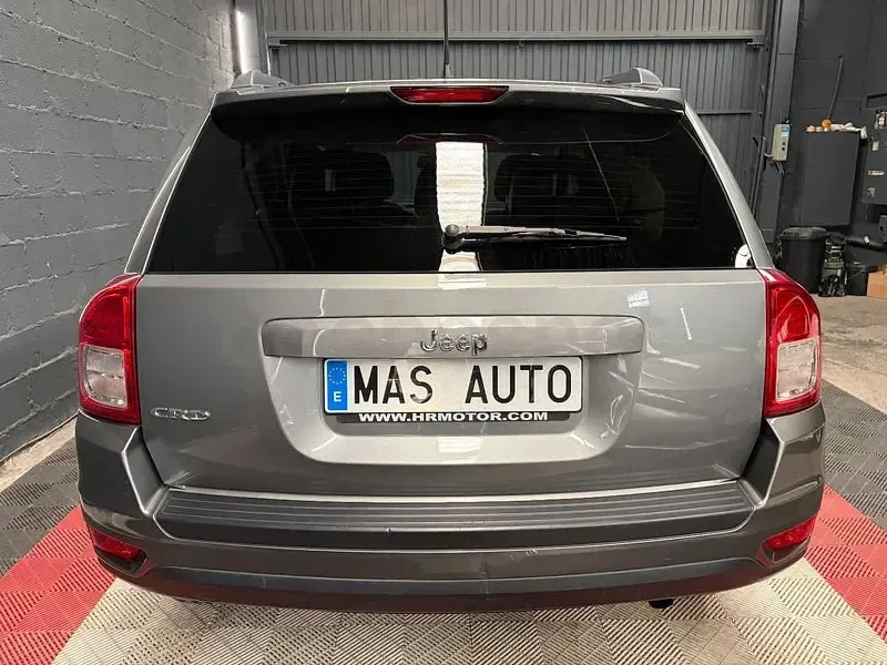 Usado Jeep Compass Limited 136 CV (100 kW) 2012 Gris / plata SUV