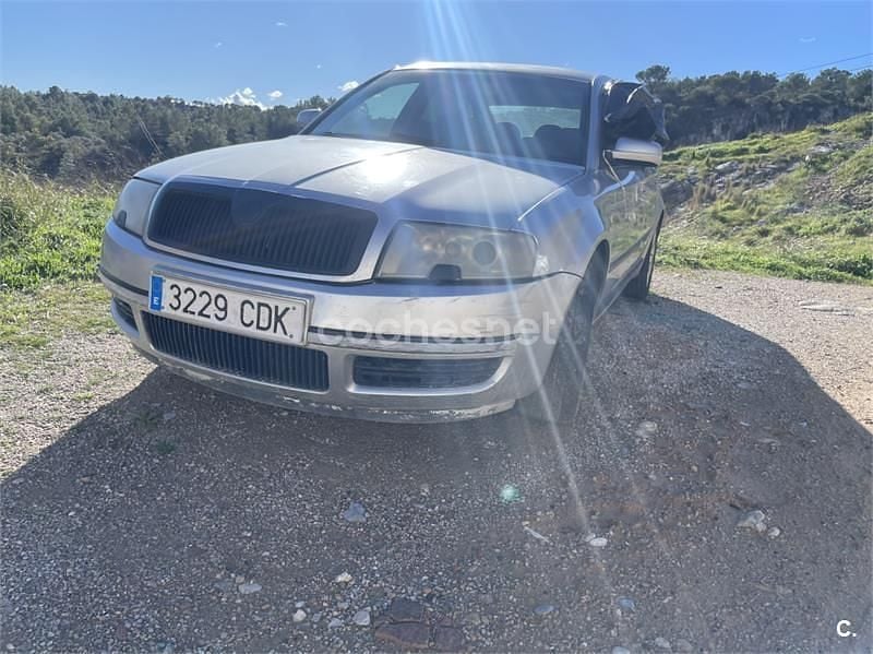 Gris / plata Usado 2003 Skoda Superb Classic Berlina | 1699 € - Imagen 1/4