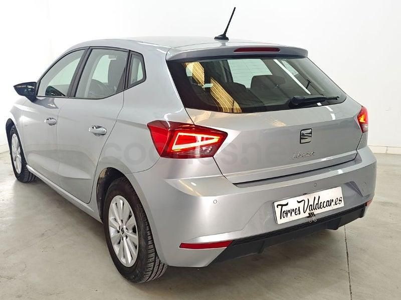 Usado Seat Ibiza Style Plus 110 CV (80 kW) 2021 Gris / plata Utilitario