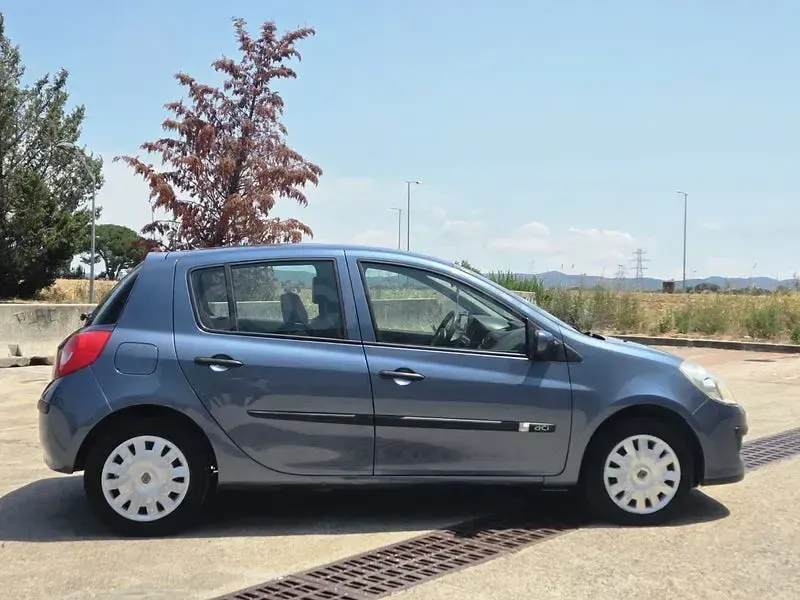 Usado Renault Clio II Dynamique 85 CV (62 kW) 2006 Azul Berlina