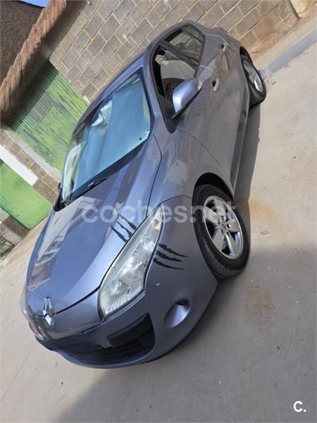 Gris / plata Usado 2011 Renault Mégane III Dynamique Berlina | 3600 € (Buen precio) - Imagen 1/4