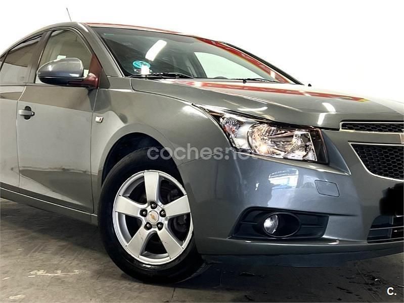 Usado Chevrolet Cruze LS 124 CV (91 kW) 2011 Gris / plata Berlina