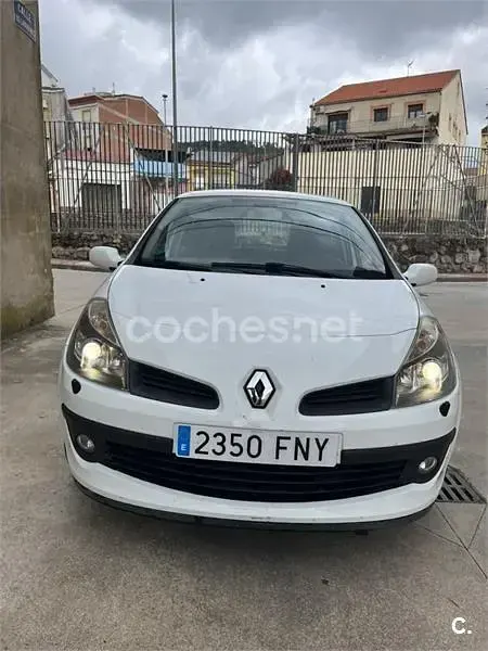 Usado Renault Clio II Dynamique 75 CV (55 kW) 2007 Blanco Berlina