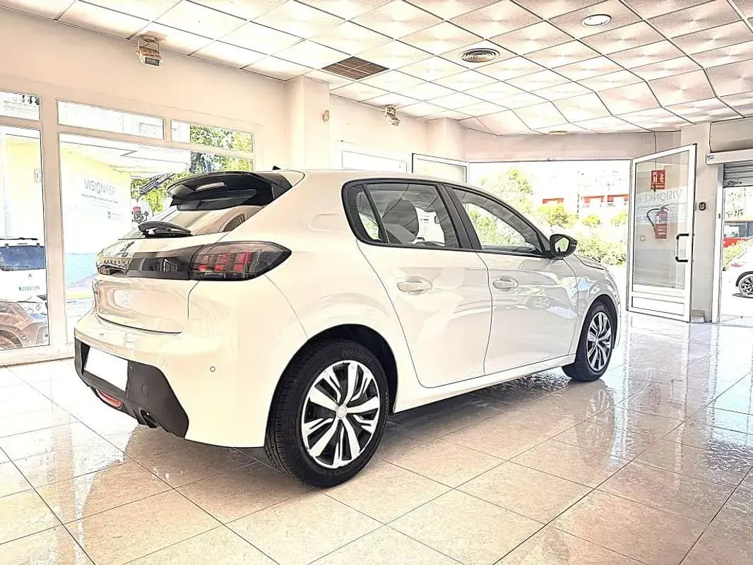 Usado Peugeot 208 Active 102 CV (75 kW) 2023 Blanco Utilitario