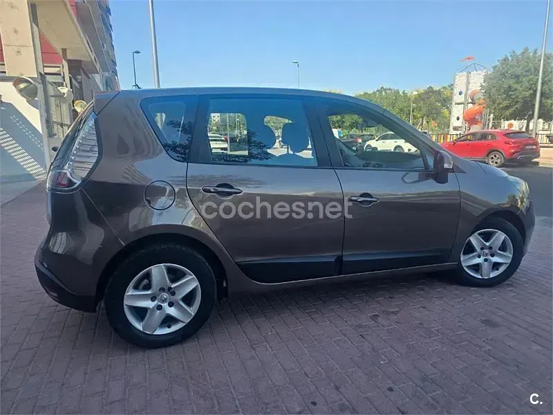 Usado Renault Scénic III Expression 110 CV (80 kW) 2013 Gris / plata Monovolumen