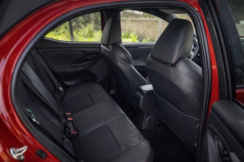 Usado Toyota Yaris Hybrid Edition 116 CV (85 kW) 2020 Rojo