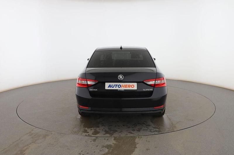 Usado Skoda Superb Ambition 150 CV (110 kW) 2017 Negro Berlina