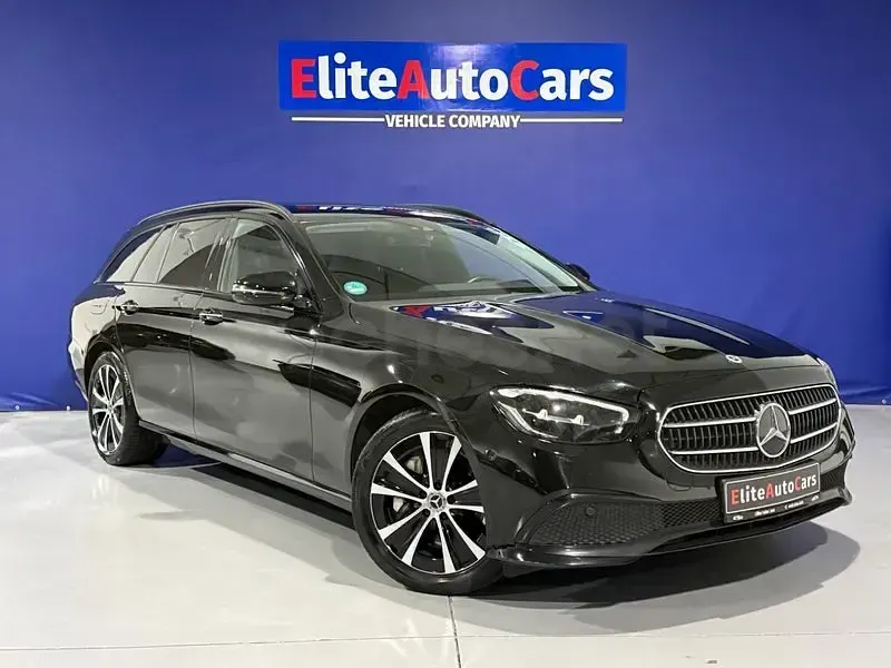 Usado Mercedes E300 306 CV (225 kW) 2022 Negro Familiar