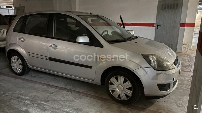 Usado Ford Fiesta Futura 80 CV (58 kW) 2008 Gris / plata Berlina