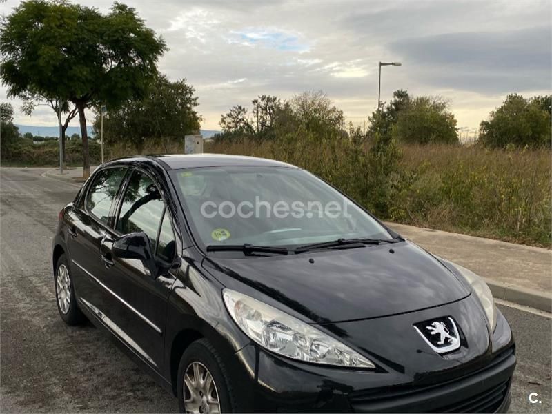 Negro Usado 2011 Peugeot 207 Berlina | 5900 € - Imagen 1/4