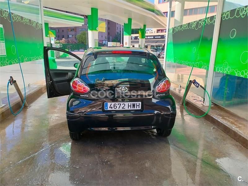 Usado Toyota Aygo City 68 CV (50 kW) 2014 Verde Utilitario