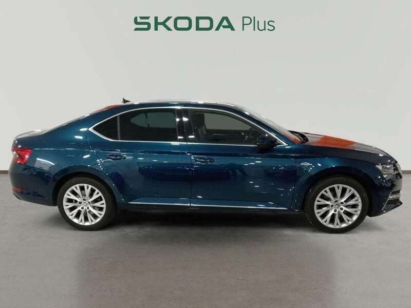 Usado Skoda Superb LAURIN & KLEMENT 296 CV (217 kW) 2022 Color azul Berlina