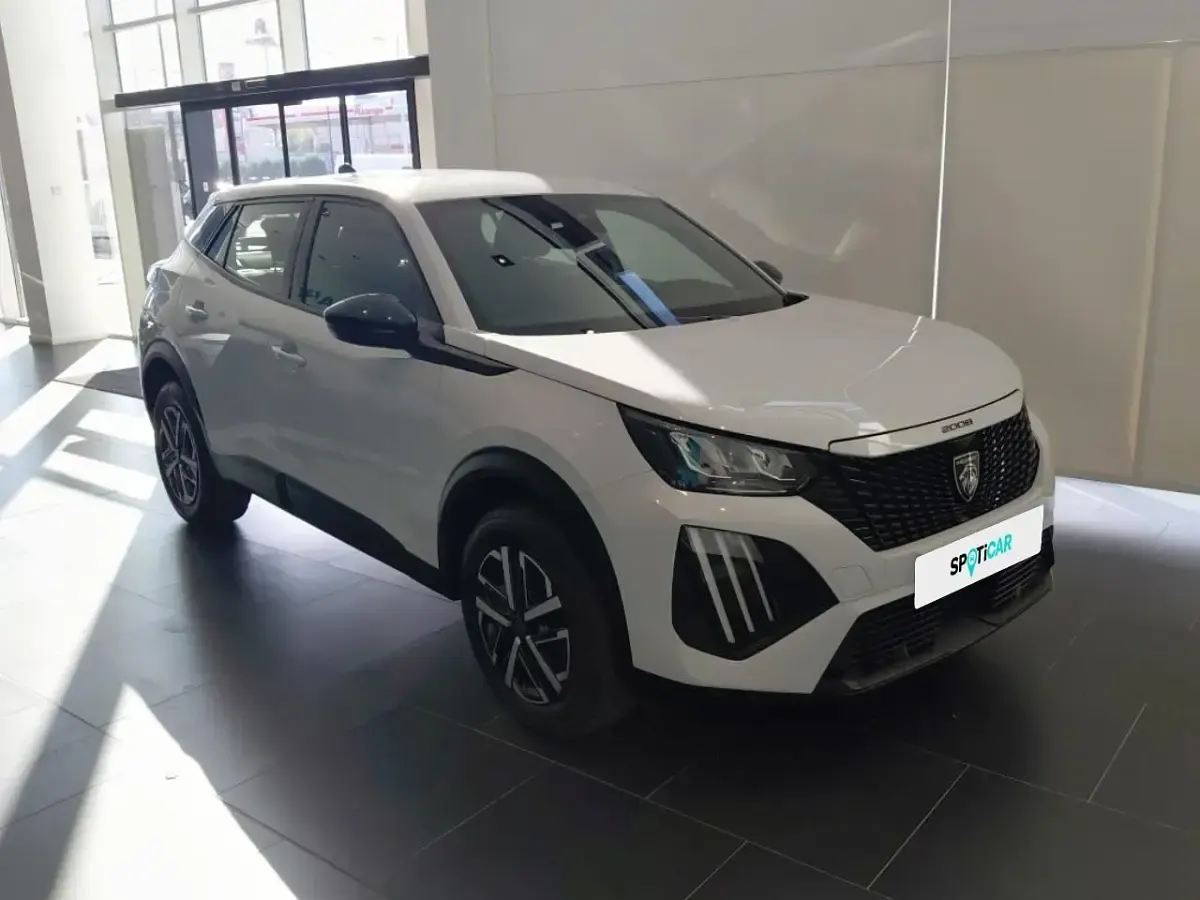 Usado Peugeot 2008 Active 102 CV (75 kW) 2023 Gris SUV
