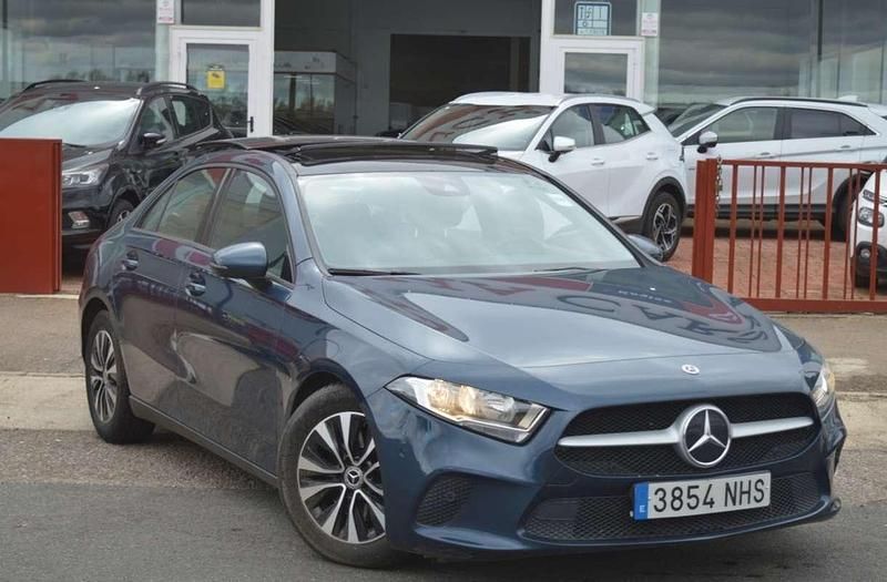Usado Mercedes A180 116 CV (85 kW) 2021 Azul Utilitario