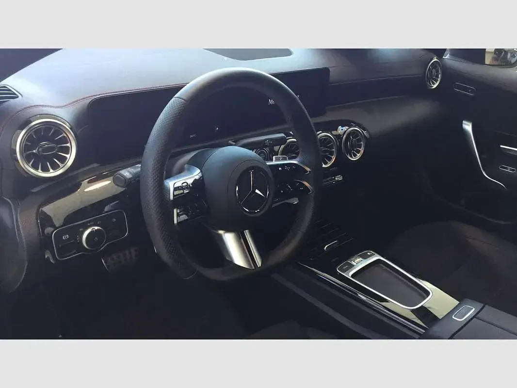 Usado Mercedes CLA220 190 CV (139 kW) 2025 Gris Berlina